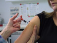 Grippe H1N1 : la France reçoit de nouvelles livraisons de Panenza, le vaccin sans adjuvant du laboratoire Sanofi-Pasteur
