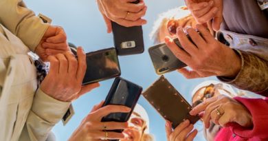 Choisir un téléphone senior adapté à la vue, l&rsquo;audition et l&rsquo;autonomie